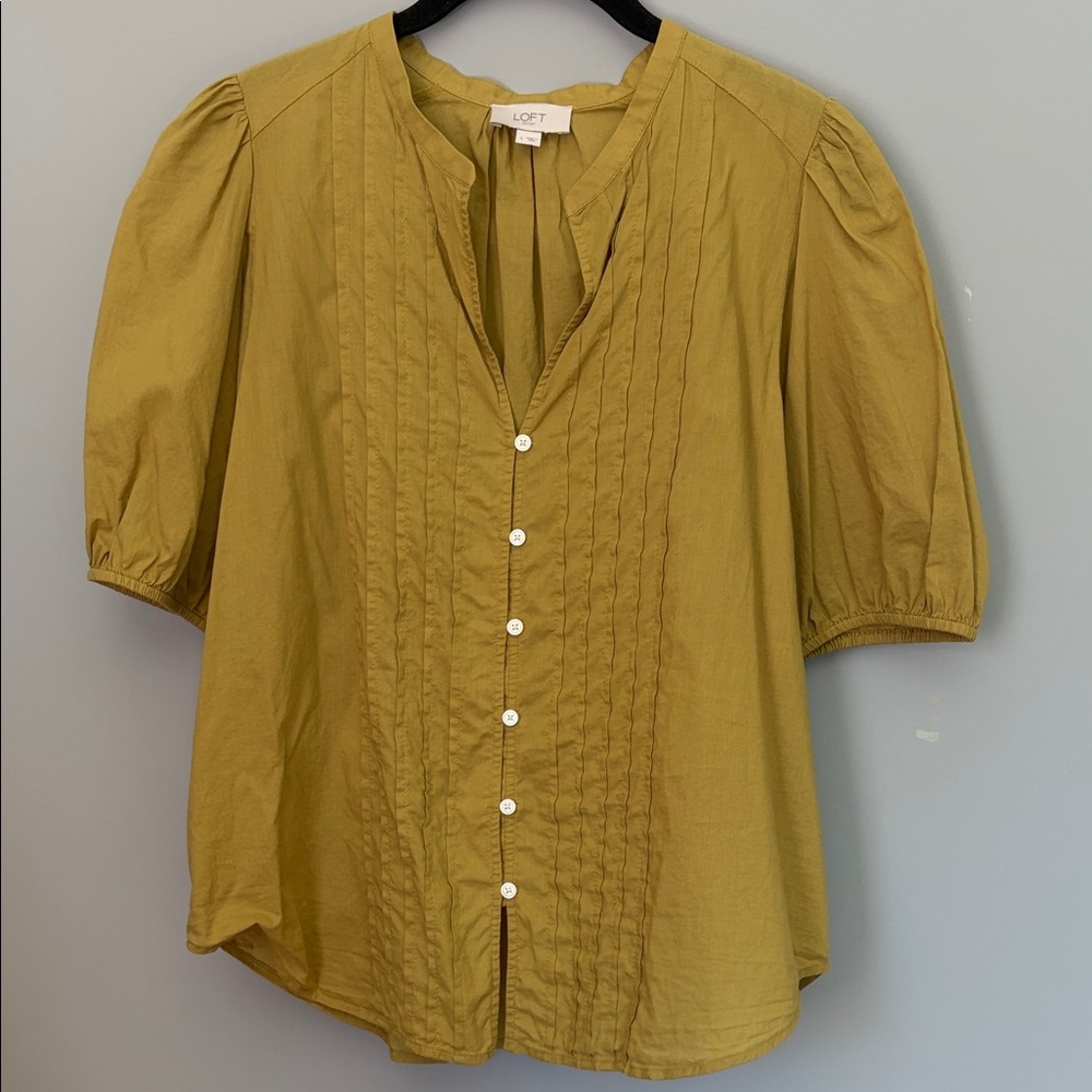 Like New LOFT Green Puff Sleeve Textured PinTucked button front Blouse